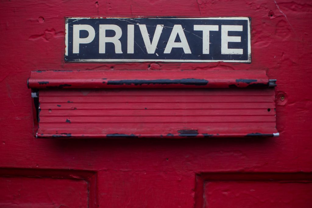 Schild mit der Aufschrift PRIVATE an einer roten Wand
