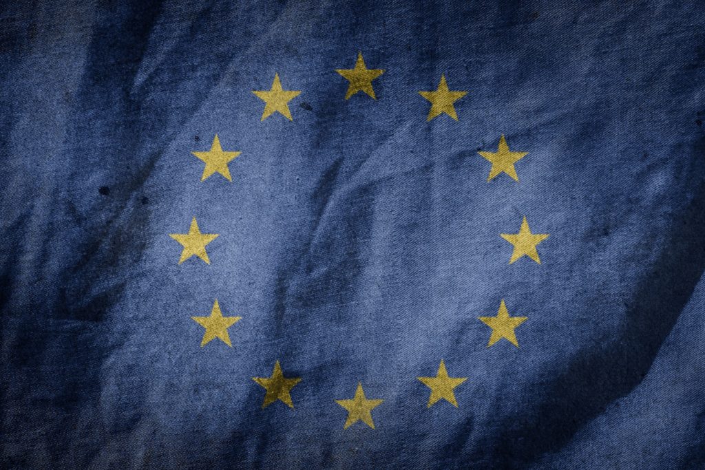 Europaflagge in Nahaufnahme, gelbe Sterne auf blauem Stoff